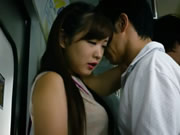 日本女子校生 在公車上熱吻與打手槍